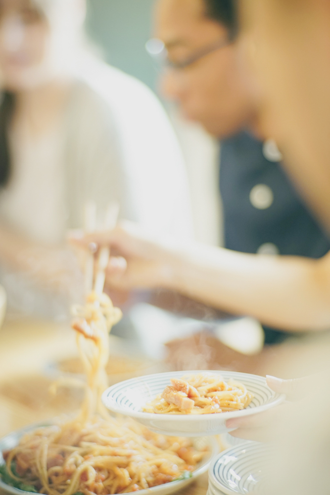 食事をする人々