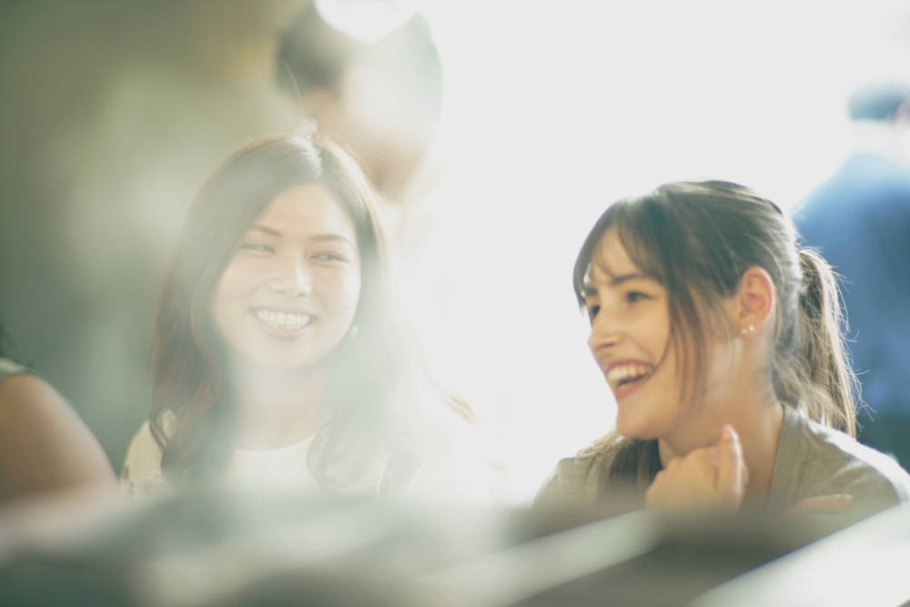 笑顔の女性２人