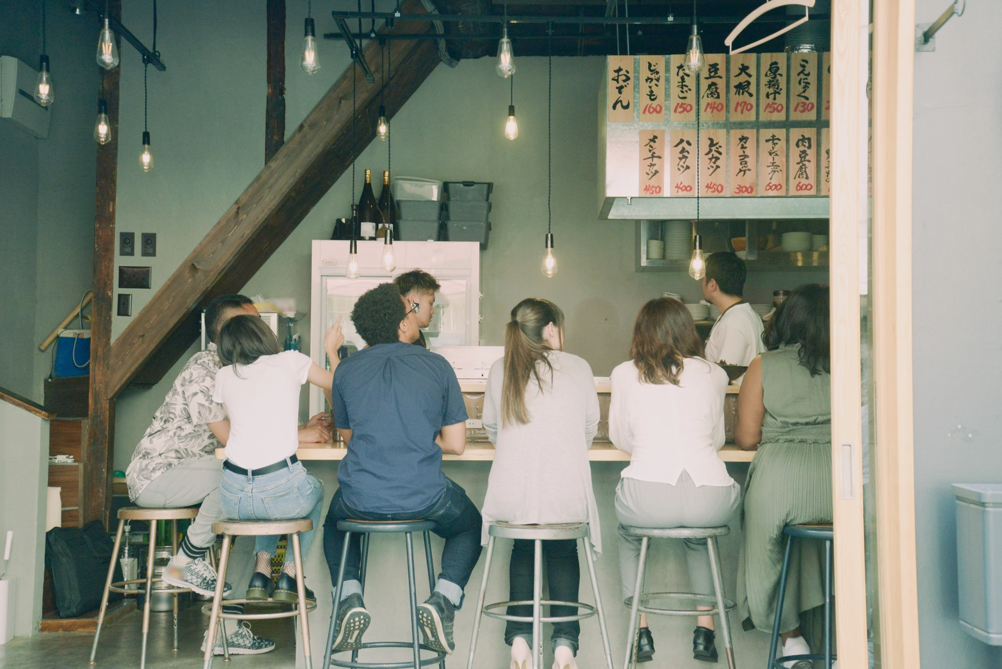 カウンターに６人の人